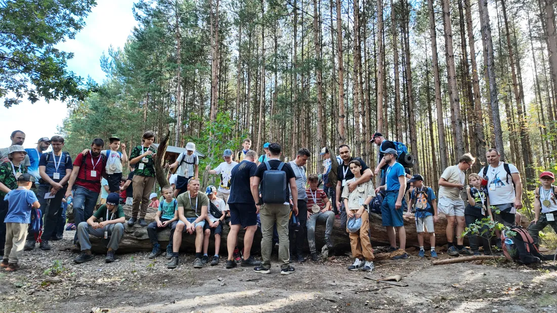 Wspólne spotkanie ojców i synów w lesie podczas obozu Thunder Camp