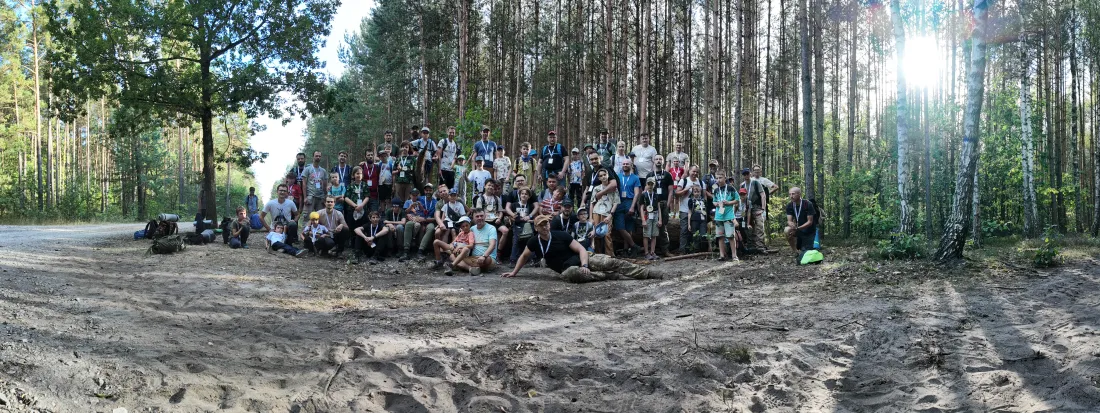 Grupa uczestników obozu na leśnej drodze