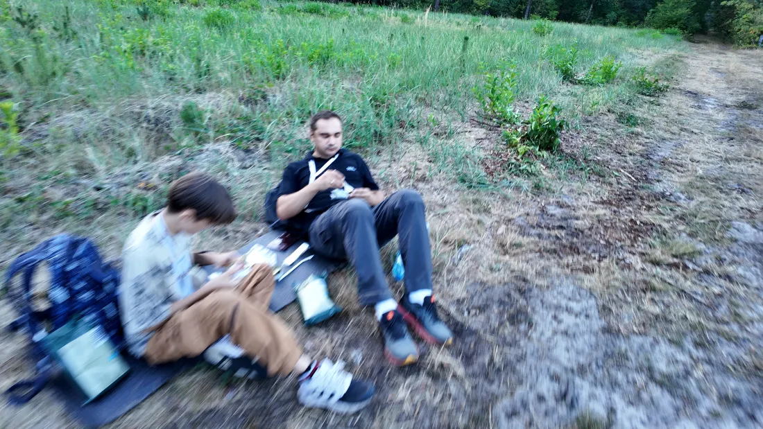 Ojcowie i synowie w kręgu na świeżym powietrzu